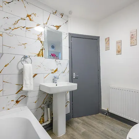 *rd7h*for Your Relaxed & Cosy Free Parking * Leeds (West Yorkshire)